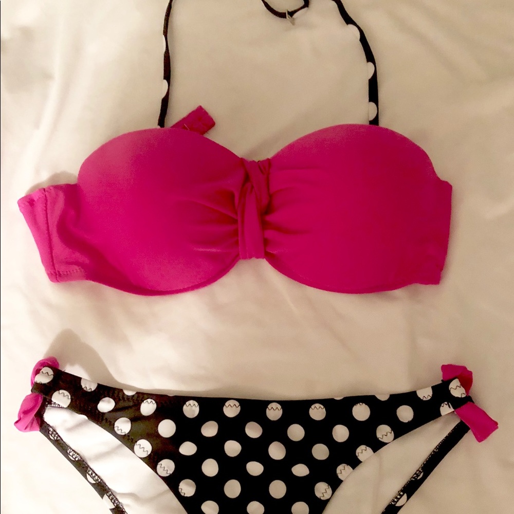 Never worn, super cute polka dot bikini.